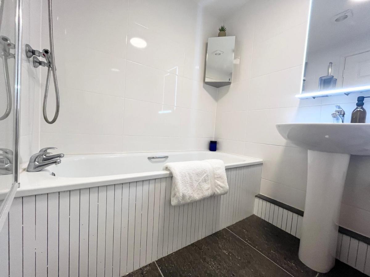 Apres Beach Apartment Sleeps 4 Penzance Eksteriør billede