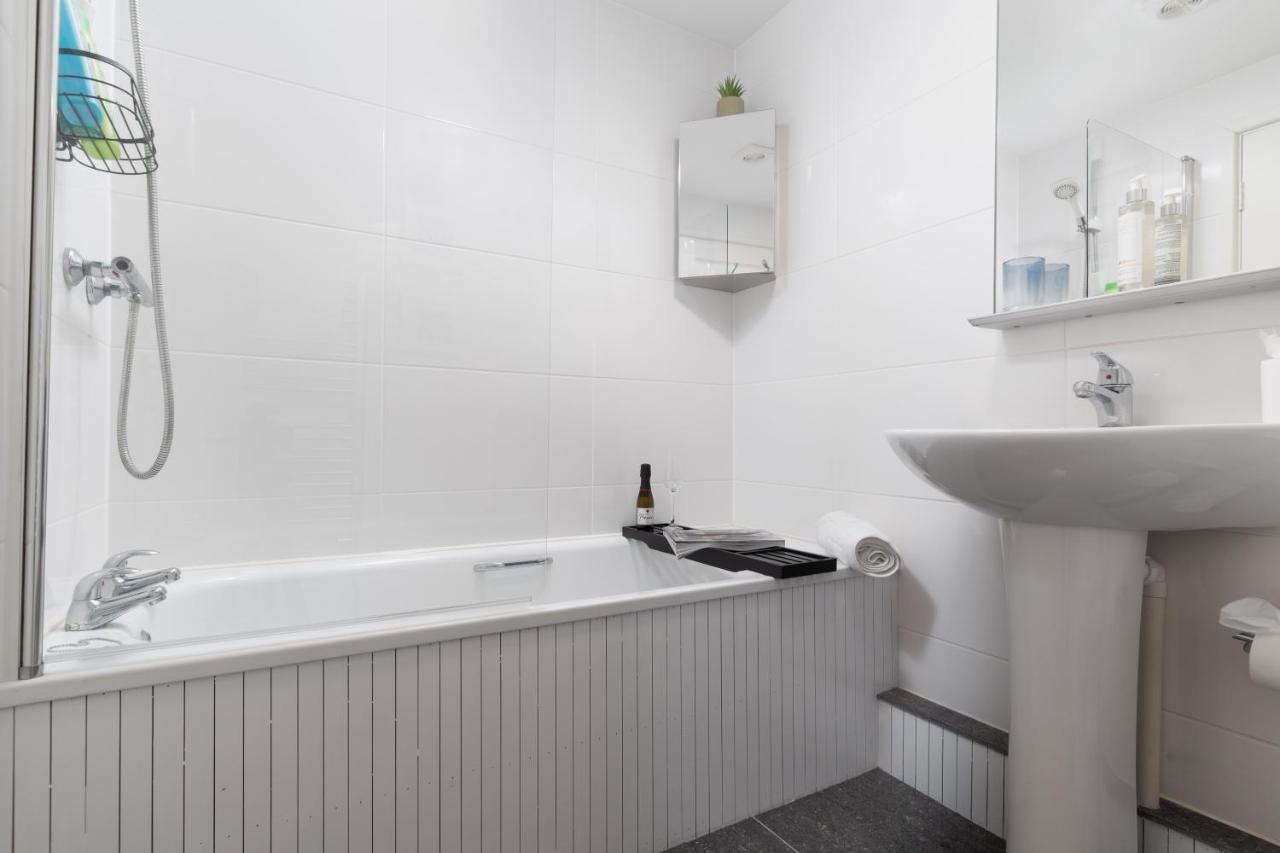 Apres Beach Apartment Sleeps 4 Penzance Eksteriør billede